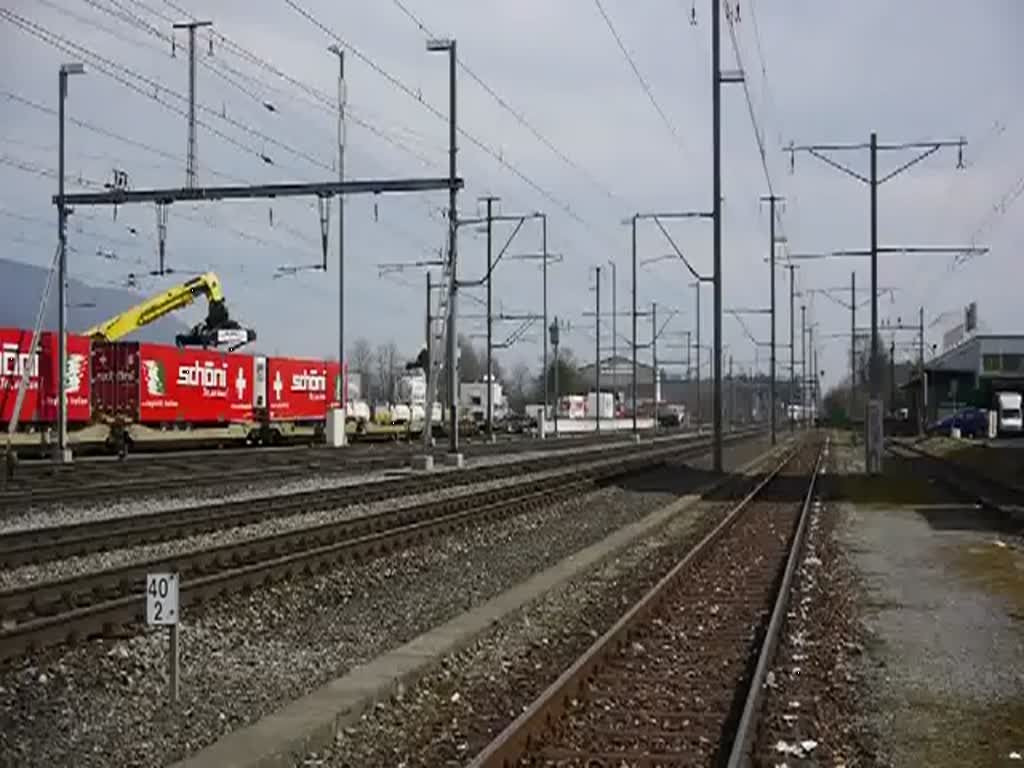 Ein ICE aus Zürich bei der Containerverladestation vom Bhf. Aarau am 15.3.2011 um die Mittagszeit.