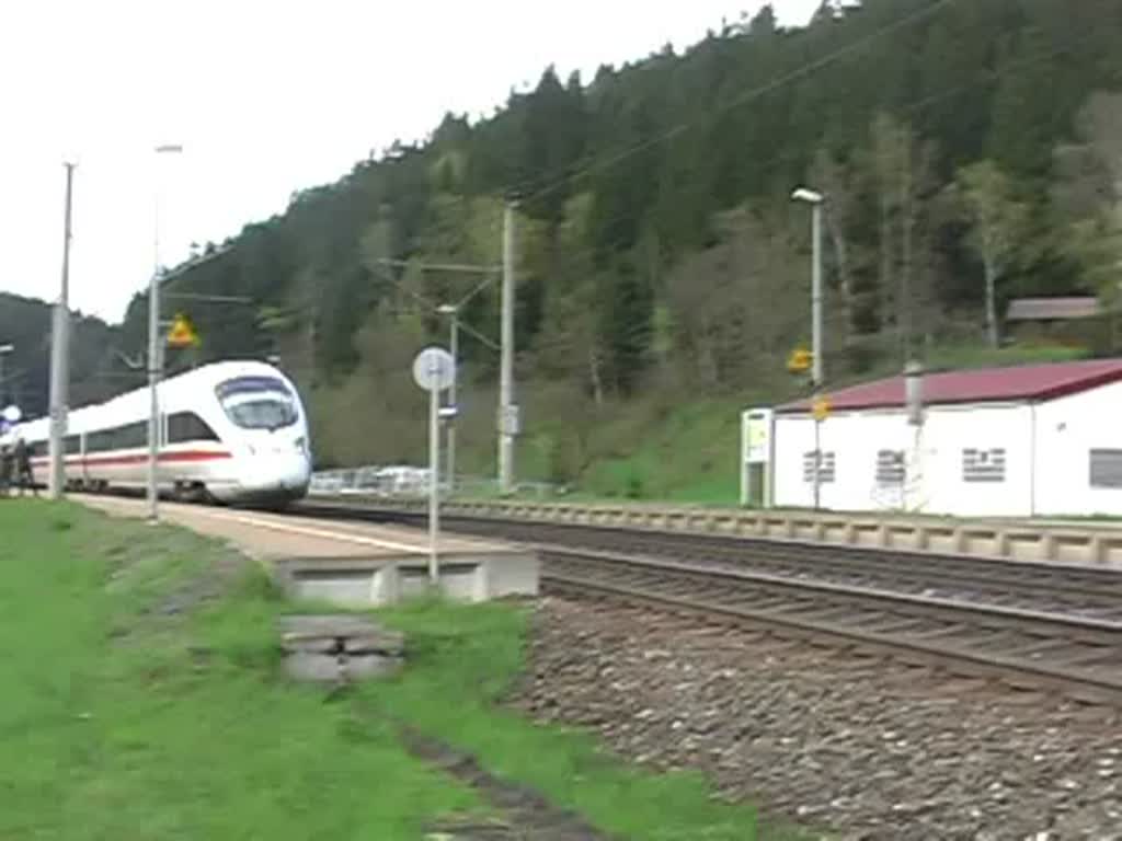 Ein ICE-T durchfhrt den Bahnhof Frtschendorf (Landkreis Kronach) am 1. Mai 2008 in Richtung Sden.