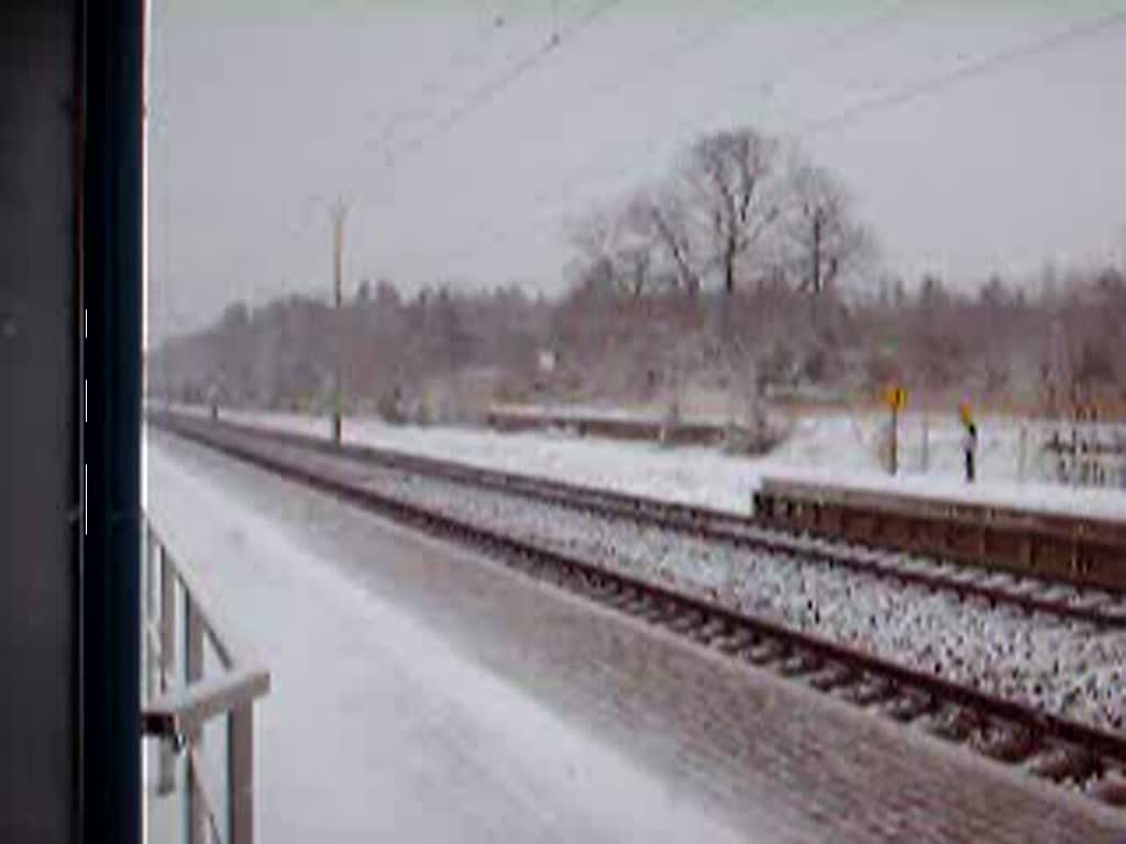 Ein ICE-T fährt durch den Bahnhof Burgkemnitz durch.(kleine Info:...mit 200km/h)