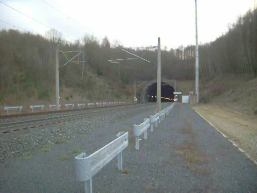 Ein ICE-T fhrt mit 200 KM/H aus dem Landrckentunnel raus.Nchster 
Halt:Kassel-Wilhelmshhe.