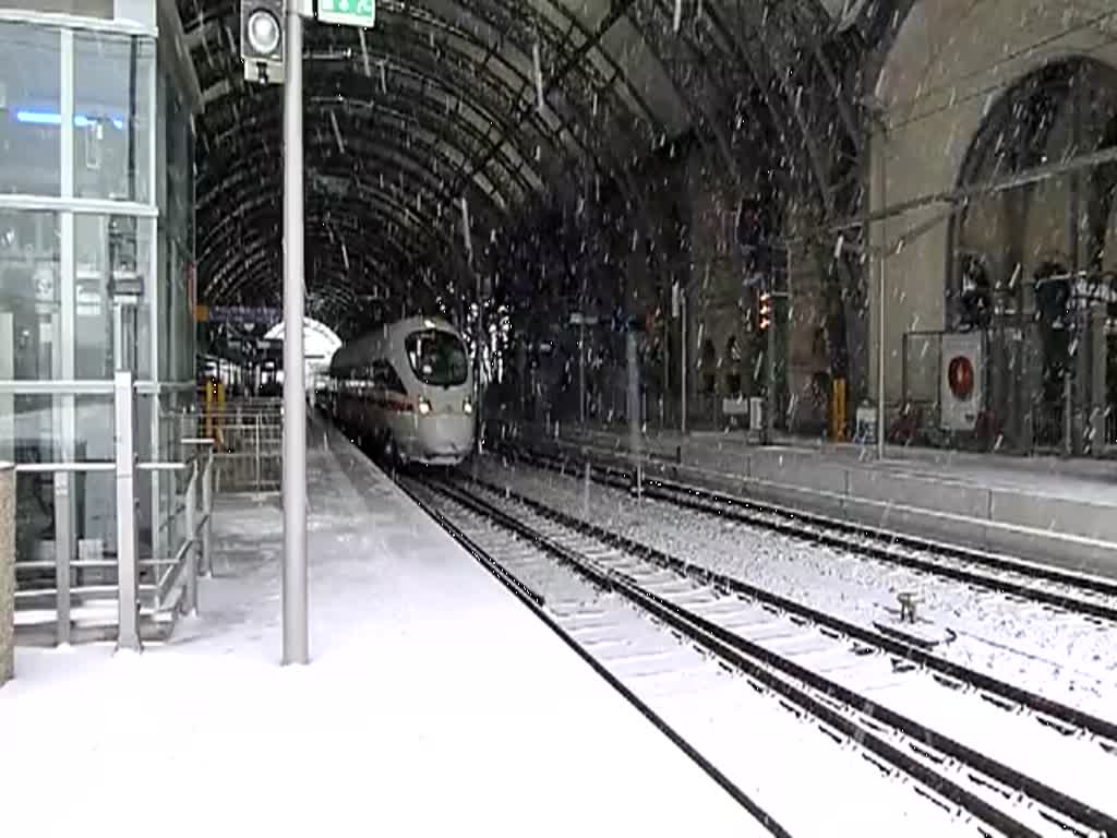 Ein ICE verlsst bei starkem Schneefall den Hauptbahnhof Richtung Dresden-Reick. 17.12.2010