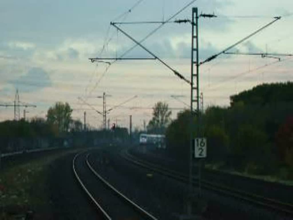 Ein ICE2 (Br 402) legt sich, auf der Fahrt von Berlin-Ostbahnhof nach Kln Hbf, in Leverkusen-Rheindorf elegant mit 200km/h in die Kurve.