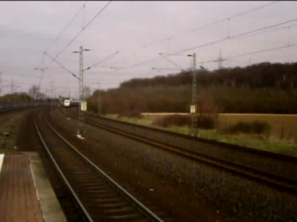 Ein ICE2 fhrt als ICE 644 Berlin-Ostbahnhof - Kln/Bonn-Flughafen mit 200 km/h durch Leverkusen-Rheindorf und begegnet dabei IC 2116 nach Stralsund, geschoben von einer Br 101. 28.03.08