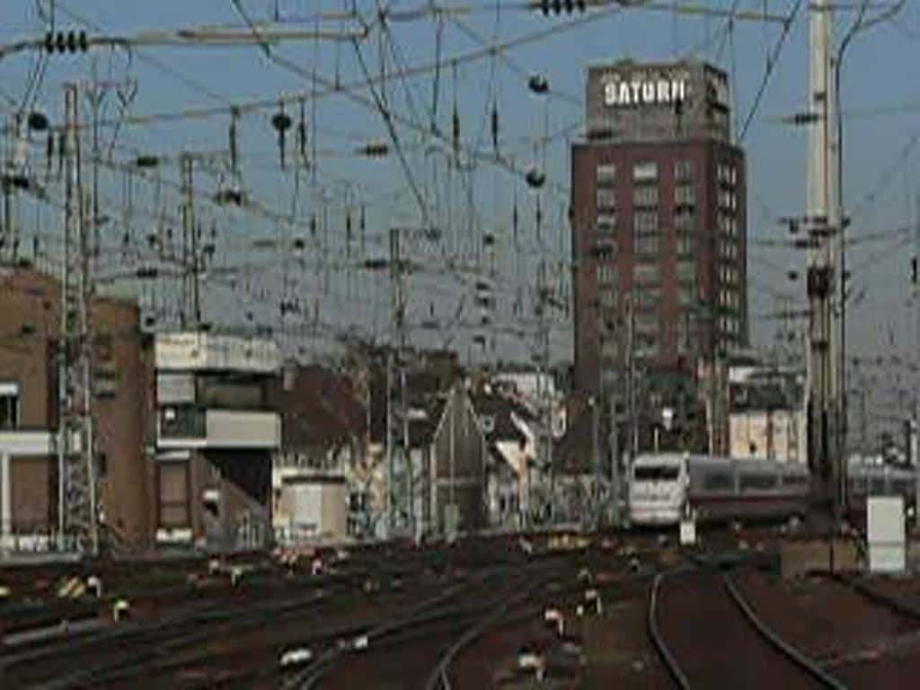 Ein ICE2 fhrt in den Klner Hauptbahnhof ein. Derweil verlsst ein Regionalzug, geschoben von einer BR 111, den Bahnhof. 11.3.2007