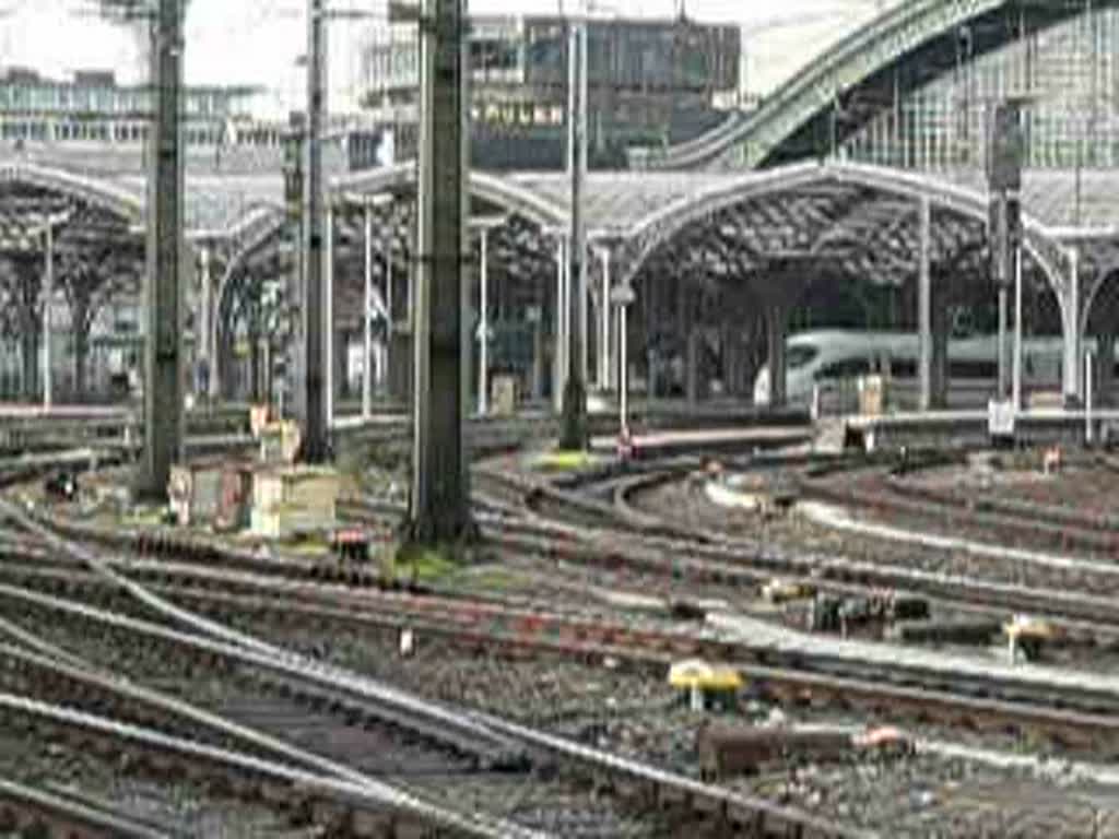 Ein ICE3 verlsst den Klner Hauptbahnhof. Dazu kommt ein Triebzug der BR 425. 10.3.2007