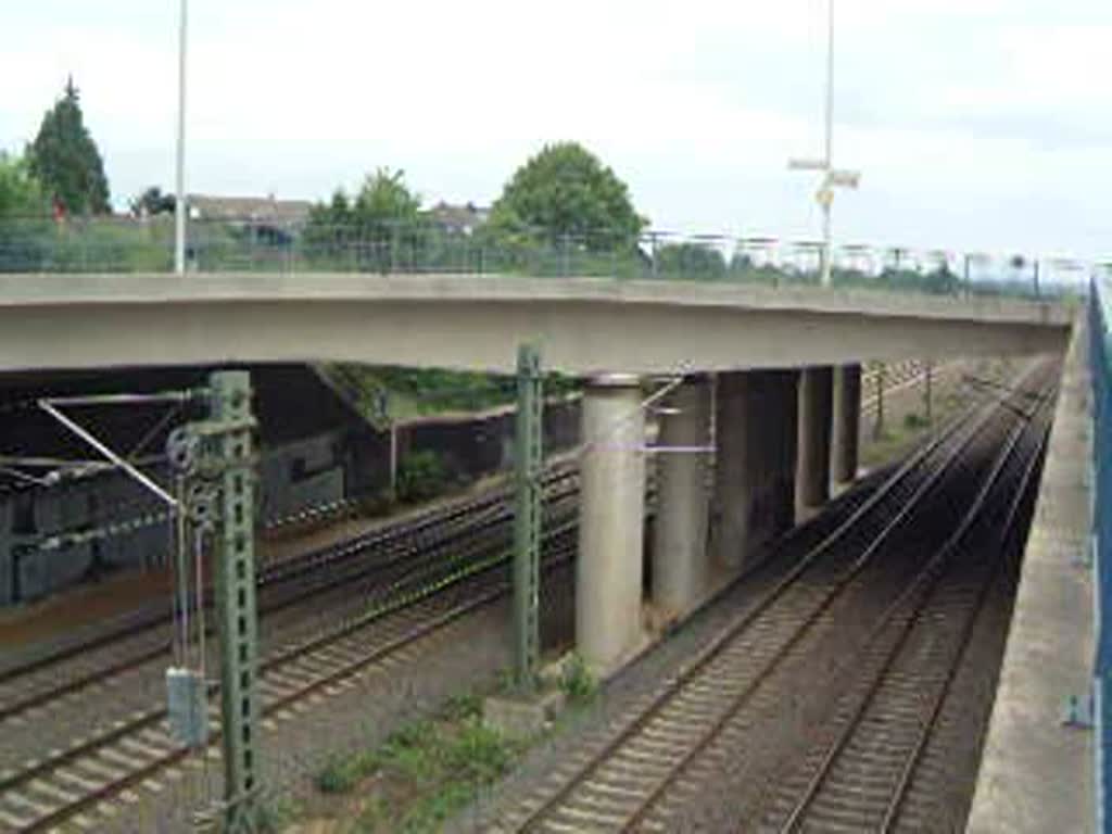 Ein ICE3M (Br 406) fhrt mit 250 km/h aus Kln kommend durch Frechen-Kingsdorf. Nchster Halt: Aachen Hbf.