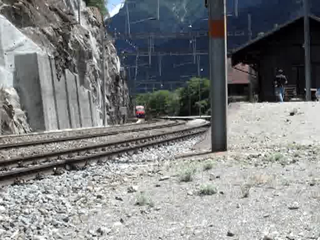 Ein IR nach Romanshorn durchfhrt am 16.6.2007 den Bahnhof von Lalden.