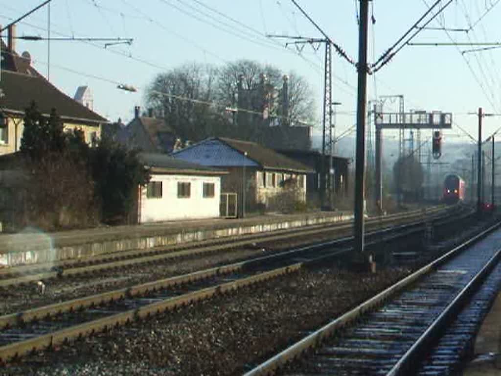 Ein IRE, angefhrt von einem neuen Dosto Steuerwagen und geschoben von einer 146.2, fhrt in den Bahnhof Plochingen ein. Der Zug kommt aus Richtung Ulm Hbf und fhrt nun von Plochingen bis Stuttgart Hbf ohne Halt durch... (24.12.2007)