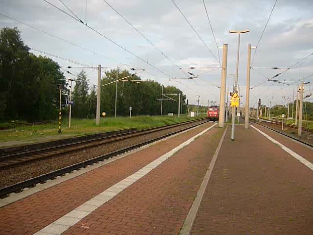 Ein Kohlebomber mit vorgepannten 151er fhrt durch den Bahnhof Gifhorn.