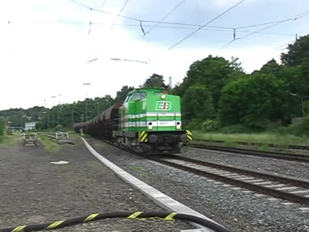 Ein kurzer Schotterzug, gezogen von Lisa 1 (Lok 20) der Erfurter Bahn, passiert am 6. Juni 2008 den Coburger Gterbahnhof.