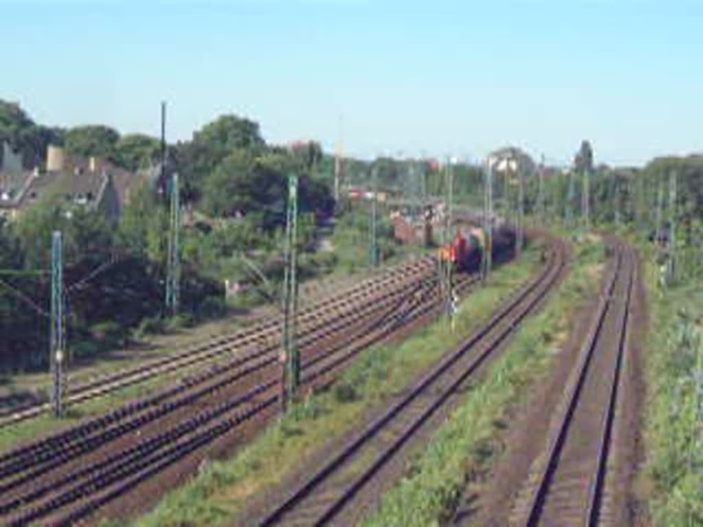 Ein langer Gterzug, gefhrt von einer HGK DE 92 in der Nhe von Kln-West.