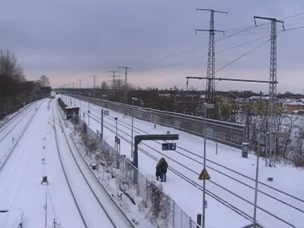 Ein mit einer BR 143 bespannter Regionalzug fhrt in Berlin Karlshorst ein und wieder aus. Im Hintergrund zu hren meine kleine Tochter. 1.1.2010