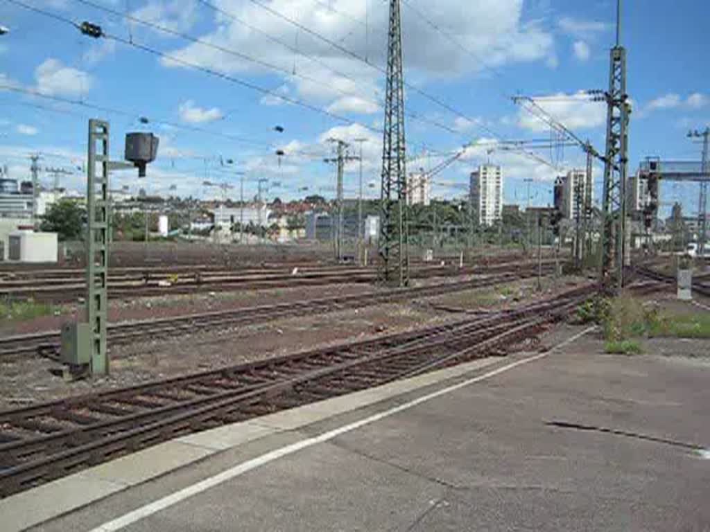 Ein namenloser ICE 3 fhrt aus der Abstellanlage in den Stuttgarter HBF um an den gerade eingefahrenen ICE zu kuppeln (Einfahrt des anderen ICE's ID 5165). Sie werden gleich als ICE 610 nach Dortmund HBF fahren. Mit Ansagen! 18. August 2008.