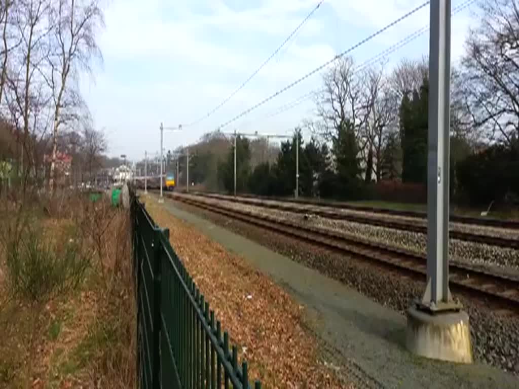 Ein neuer Triebzug der serie DDZ-NID verlässt den Bahnhof Baarn im Richtung Amersfoort. 07-03-2014
