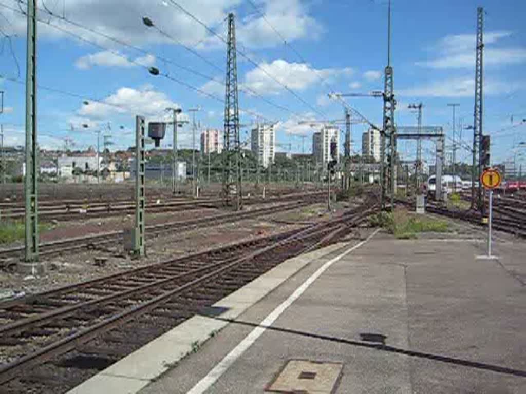 Ein noch namenloser ICE fhrt mit offener Bugklappe in den Stuttgarter HBF ein. Er wird gleich koppeln und als ICE 610 nach Dortmund HBF fahren. 18. August 2008.