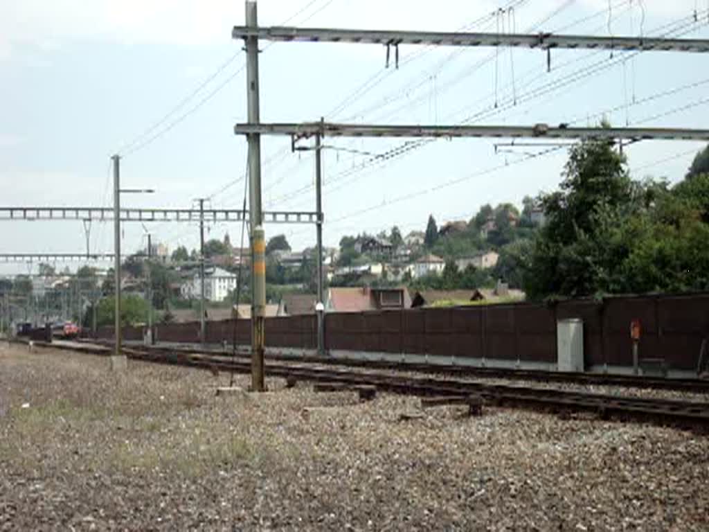 Ein NPZ kreuzt einen Gterzug mit zwei Re 4/4 II 19.07.07