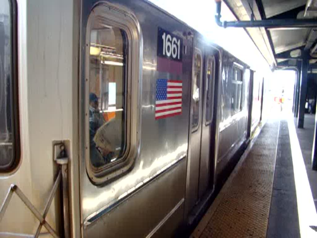 Ein R62A Zug der New Yorker Subway verlsst die Station Roosevelt Avenue am 14.04.08. 