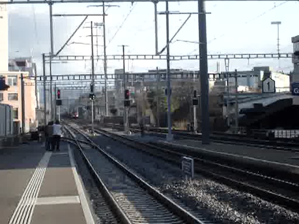 Ein Re 10/10 Packet durchfhrt am 14.01.2007 mit einem GZ den Bahnhof Gmligen und ein bls-NPZ fhrt ein.