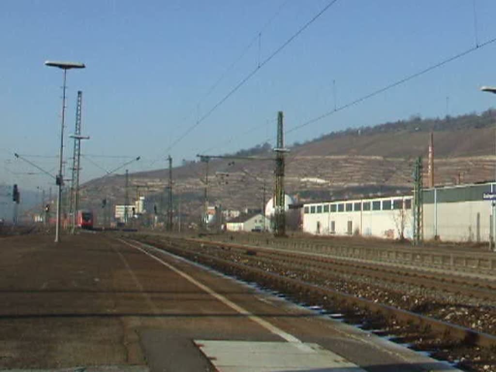 Ein RE Doppelstockzug in Richtung Ulm, geschoben von einer 146.2 fhrt in den Bahnhof Esslingen (Neckar) ein. (24.12.2007)