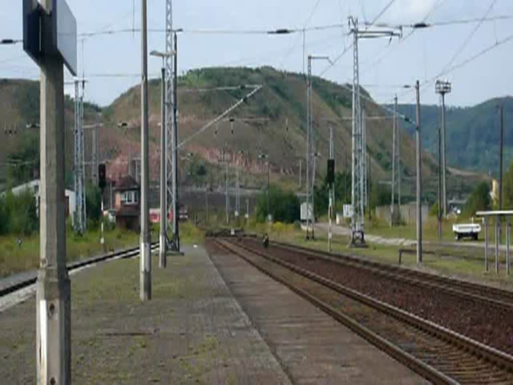 Ein RE von Kassel Hbf nach Halle (Saale) Hbf erreicht Bleicherode Ost auf Gleis 2. Gezogen wird er von der 143 871-2. (22.08.2009)