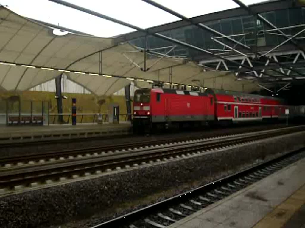 Ein RE nach Leipzig Hbf verlsst den Flughafenbahnhof Leipzig/Halle von Gleis 1. (22.02.2009)