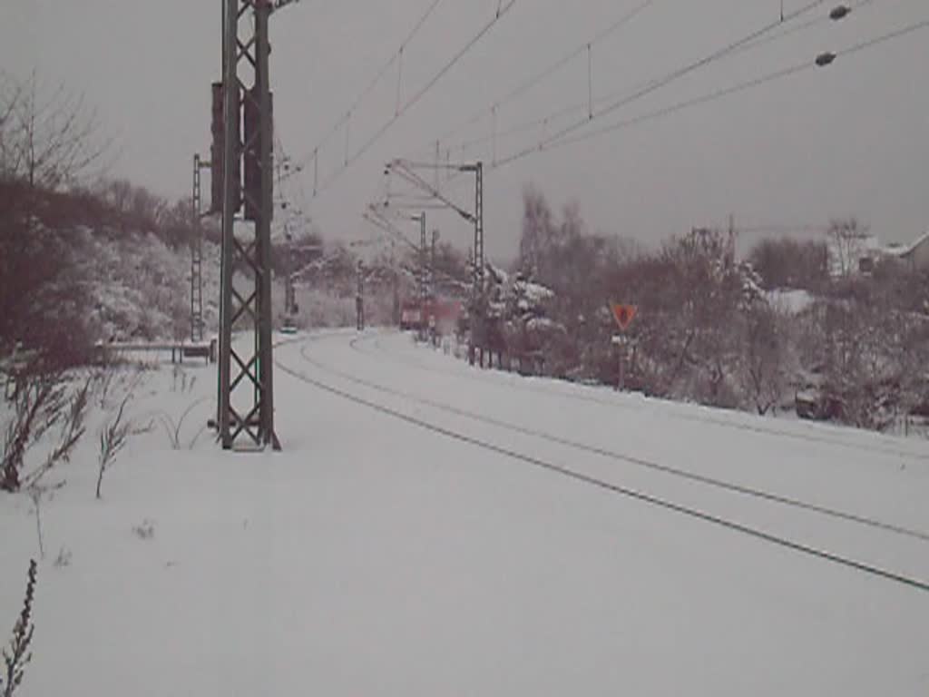 Ein RE in Richtung Singen (Hohentwiel) nahe Herrenberg am 25.12.2010. Toller Zug mit jeweils einer 146.2 vorne und hinten, 5 Wagen und imposant in der winterlichen Pracht.