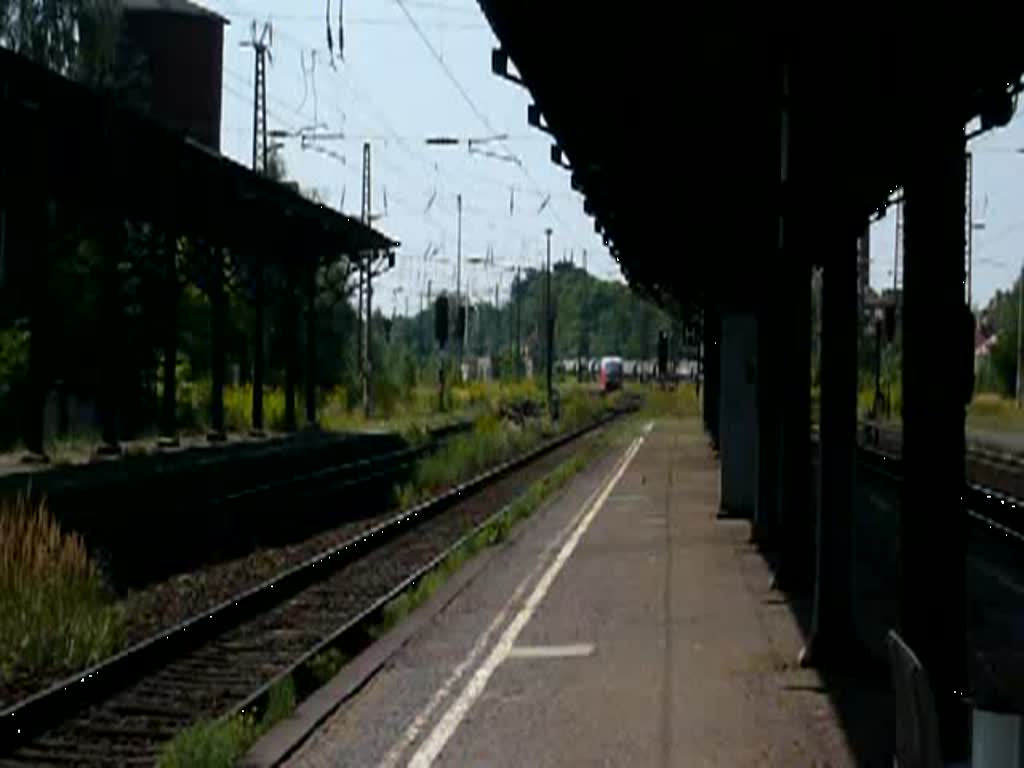 Ein RE von Saalfeld (Saale) nach Leipzig Hbf durchfhrt Leipzig-Leutzsch auf Gleis 4 mit 100 km/h. Auch Martin hat ihn erwischt. (15.08.2009)