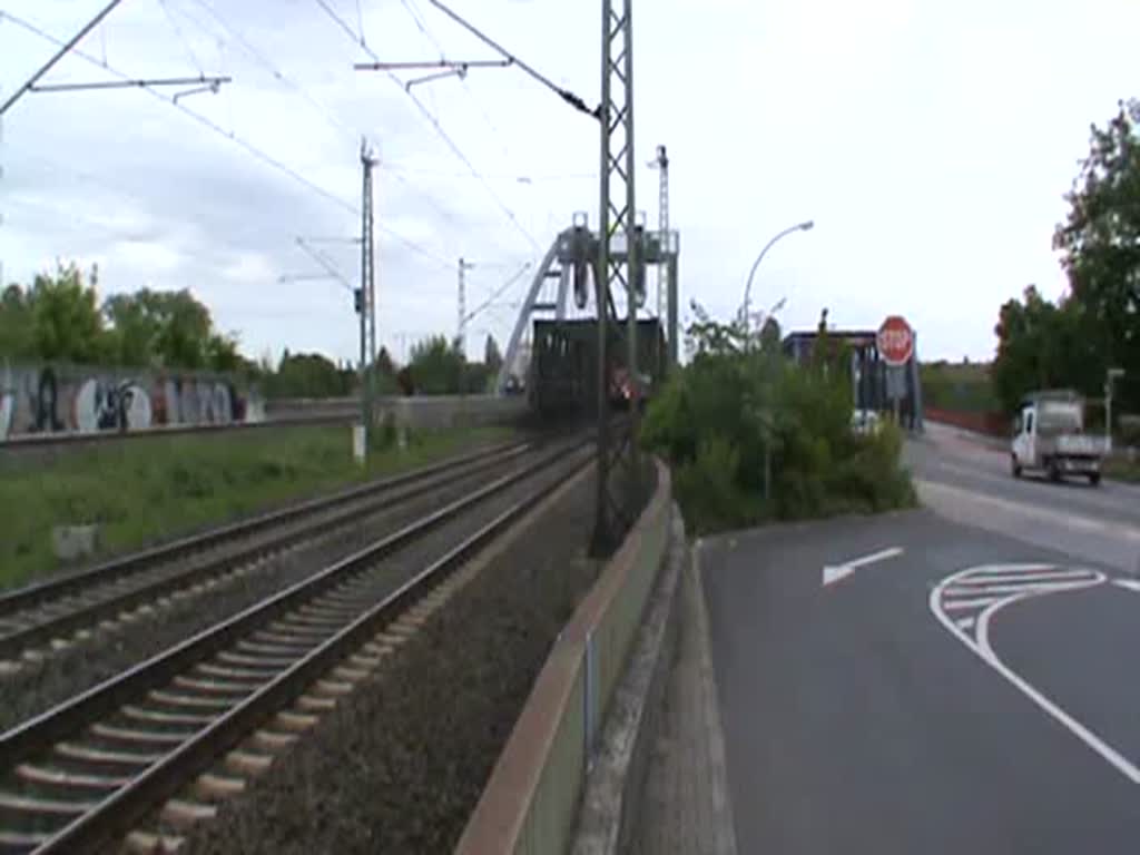 Ein RE von Wrzburg nach Frankfurt am Main 
bei Hanau-Groauheim am 07.06.10. Dann kam noch ein ET 420 der 
S-Bahn Rhein-Main vorbei an der Haltestelle Hanau-Groauheim. 