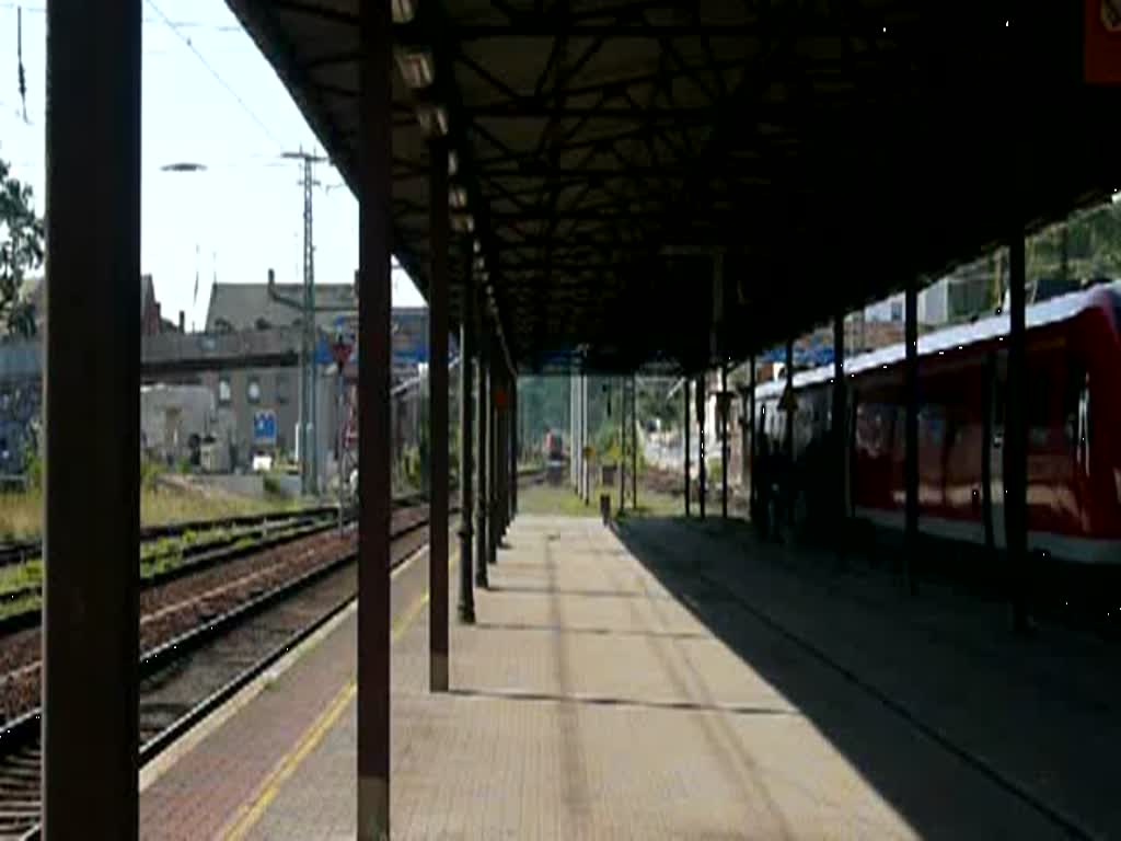 Ein RE von Zwickau nach Leipzig erreicht den lngsten Bahnsteig Deutschlands in Gnitz. Nebenan steht ein RE nach Zwickau und Chemnitz. Der Tfzf pfeift ungeduldig die Fuballfans in den Zug. (15.08.2009)