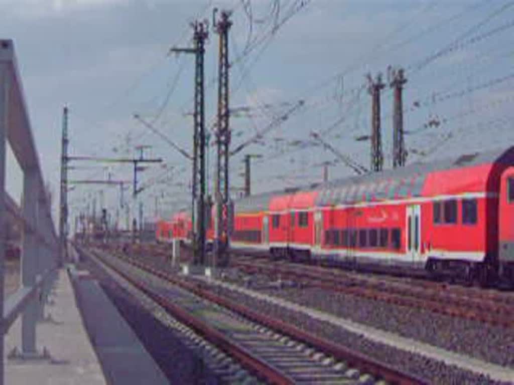 Ein RE160 mit Br 112 hat soeben Berlin Hbf(tief) in Richtung Stralsund verlassen, während eine Br 101 mit ihrem IC Stralsund - Eisenach in den Bahnhof einfährt.
