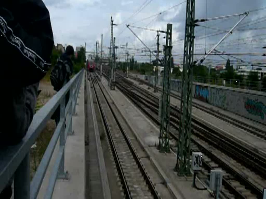 Ein RE4 nach Ludwigsfelde mit schiebender 114 024-3 fhrt in den Nord-Sd-Tunnel und damit auch in den Berliner Hbf ein. Neben Christopher Ptz, Rolf Ktteritzsch, Martin Schneider und dessen Cousin sind am Ende noch Thomas Wendt und Andy Hensel zu sehen. (11.07.2009)