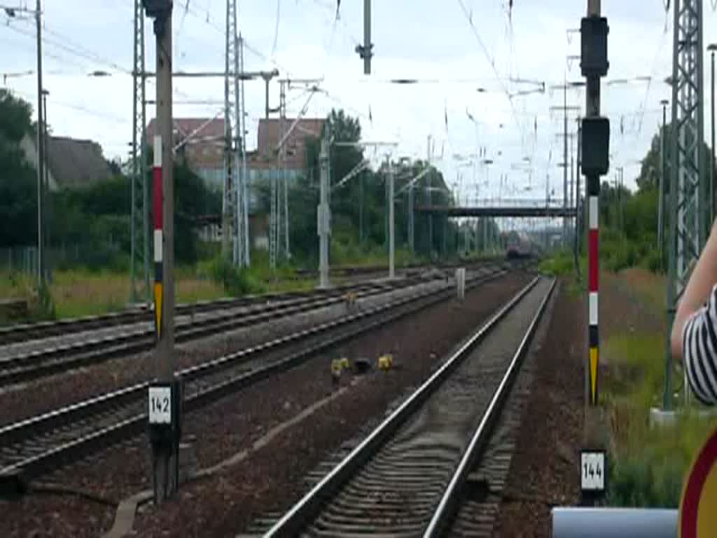 Ein RE7 nach Belzig mit fhrendem DABbuzfa-Steuerwagen erreicht Berlin-Schnefeld Flughafen. Schrg vor mir steht Hannes Mller. (11.07.2009)