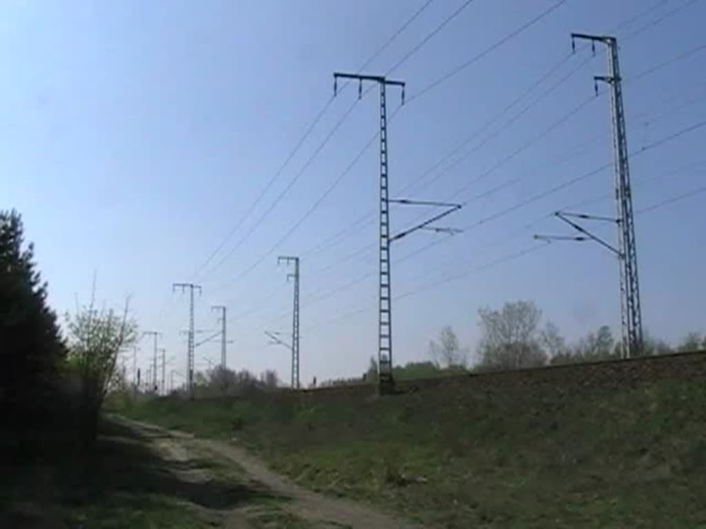 Ein Regionalzug fhrt durch die Wuhlheide. 13.4.2009