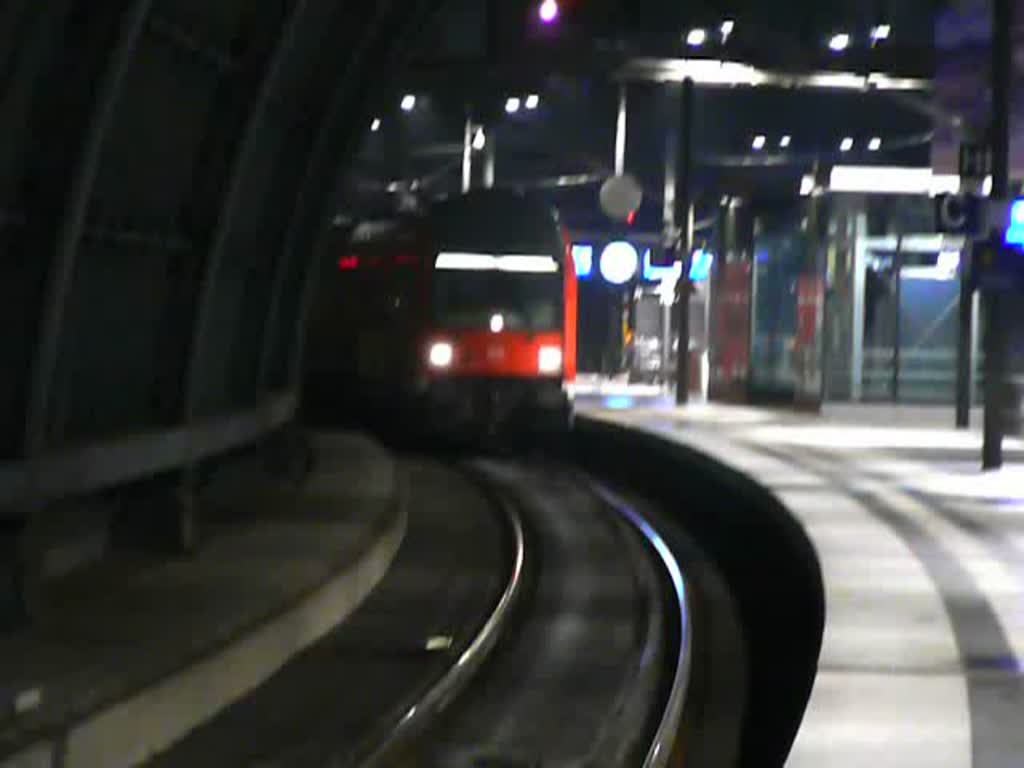Ein regionalzug fhrt in Lehrter Bahnhof ein geschoben von ein 143`er