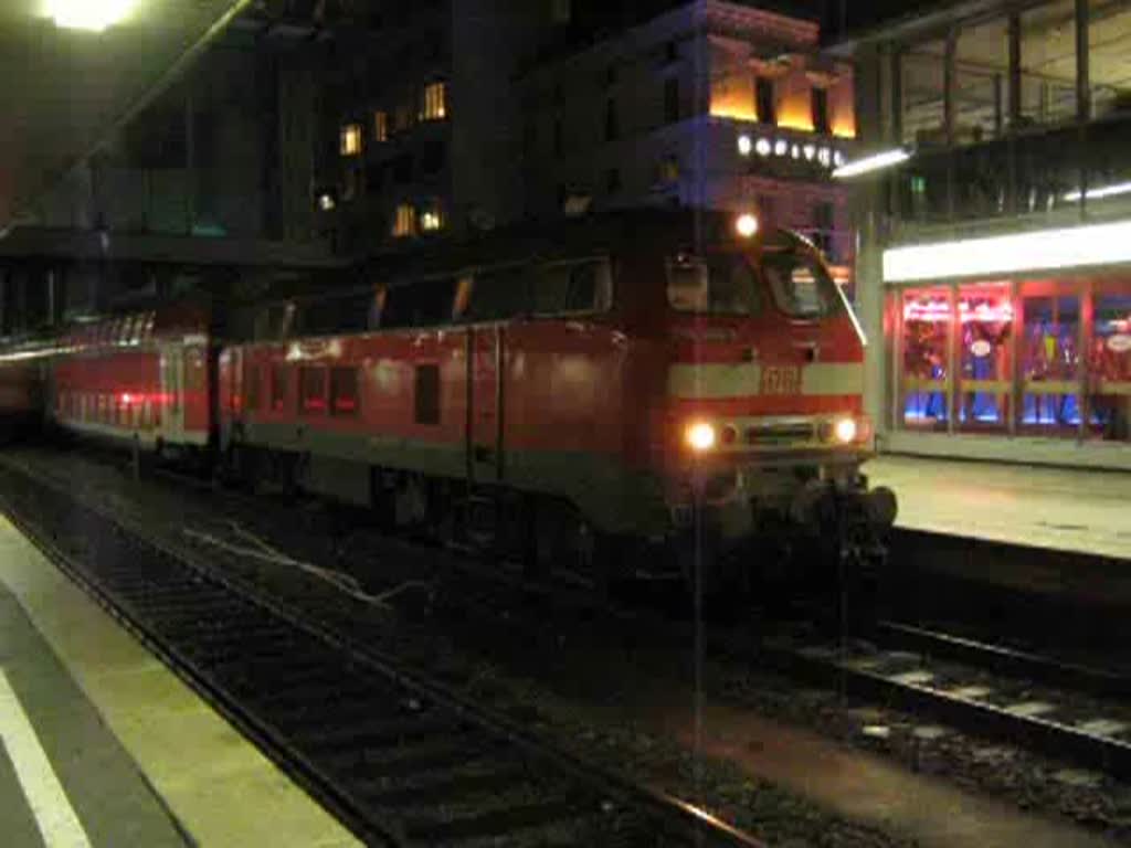 Ein Regionalzug mit 218er Sandwich verlsst den Hauptbahnhof Mnchen. Dez '08. Wer genau hinhrt, hrt auch den Start des Dieselaggregats ;)