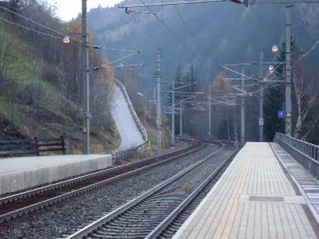 Ein RoLA Zug mit BR 1044 und 1216 fahren am 8.11.2008 bei ST.Jodok talwrts.