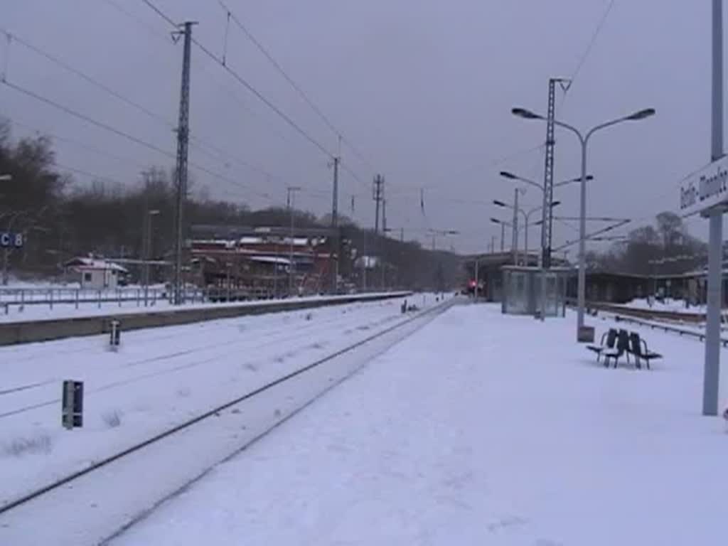 Ein S-Bahn-Ersatzzug von Potsdam nach Berlin Ostbahnhof fhrt am 10.1.2010 in Berlin Wannsee ein und wieder aus.