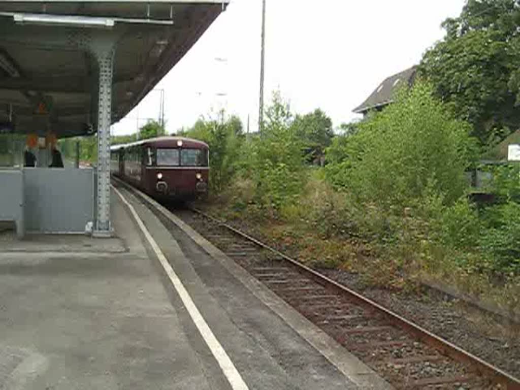 Ein Schienenbus der Ruhrtalbahn (Steuer + Beiwagen) bei der Ausfahrt aus Bochum Dahlhausen am 24. August 2008. Die Fahrt ging nach Hagen. Am Schluss des Videos knallt es 2mal, als der Schienenbus beschleunigt.