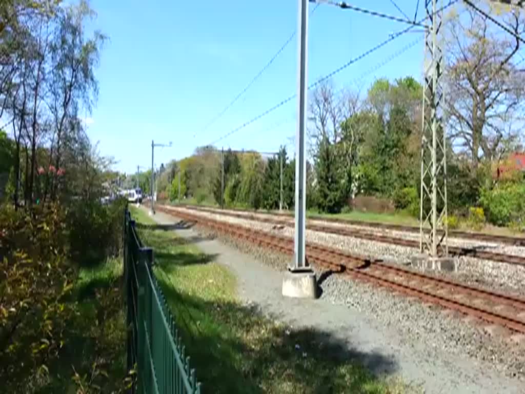 Ein SLT (Sprinter LightTrain) verlässt gerade den Bahnhof Baarn auf eingleisiges Spur 
richtung Utrecht Hbf. 16-04-2014