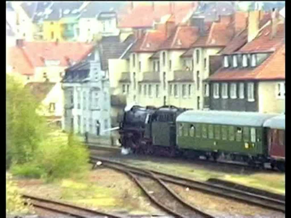 Ein Sonderzug mit der 041 360, durchfhrt mit voller Geschwindigkeit Den Bf. Hagen-Oberhagen, nachgeschoben von der
218 137 (in Citybahn-Lackierung)
Auerdem 212 309 mit Silberling-Wendezug.
Aufgen. 1990.