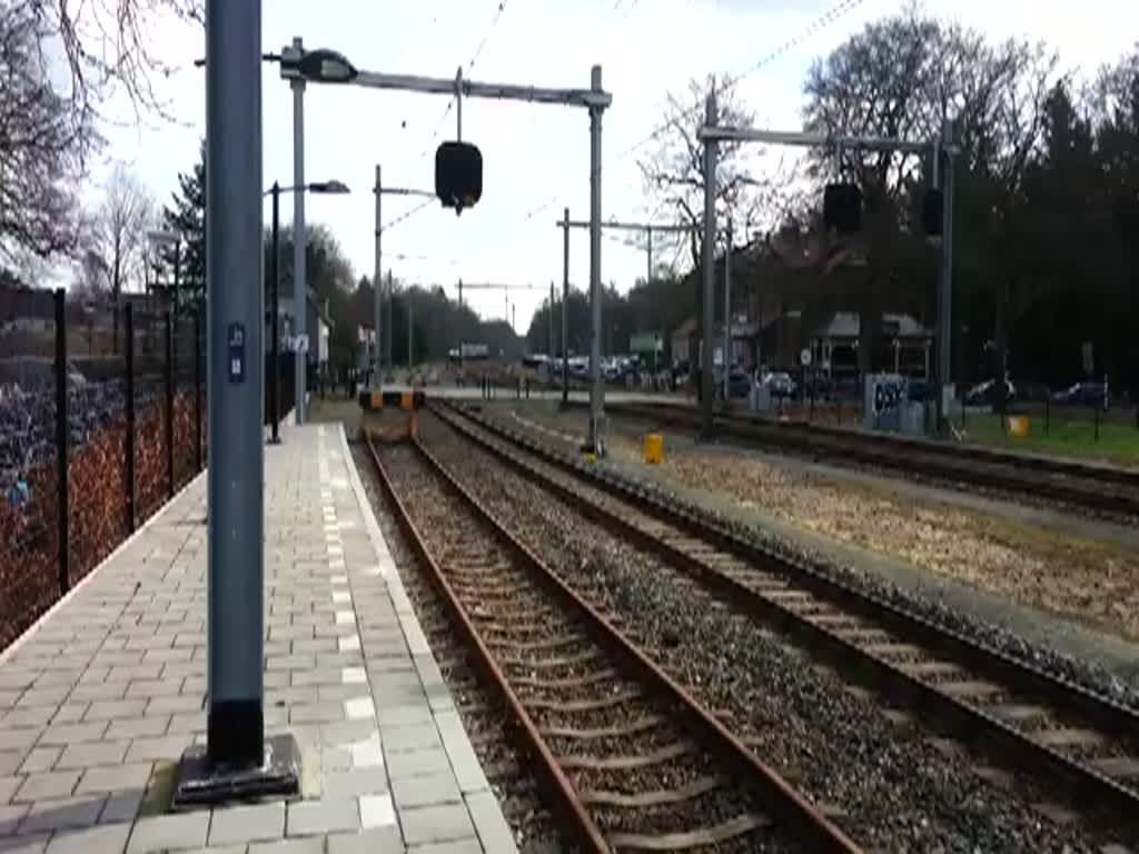 Ein Sprinter SGMm hält im Bahnhof Baarn kommend aus Amersfoort im richtung Hilversum
26-02-2014