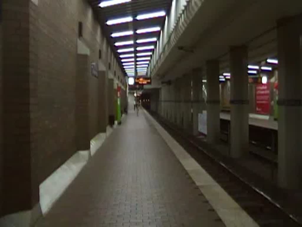 Ein Stadtbahnwagen der stra, auf der Linie 2 in der Station Werderstrae fhrt in Station ein am 30.06.10.