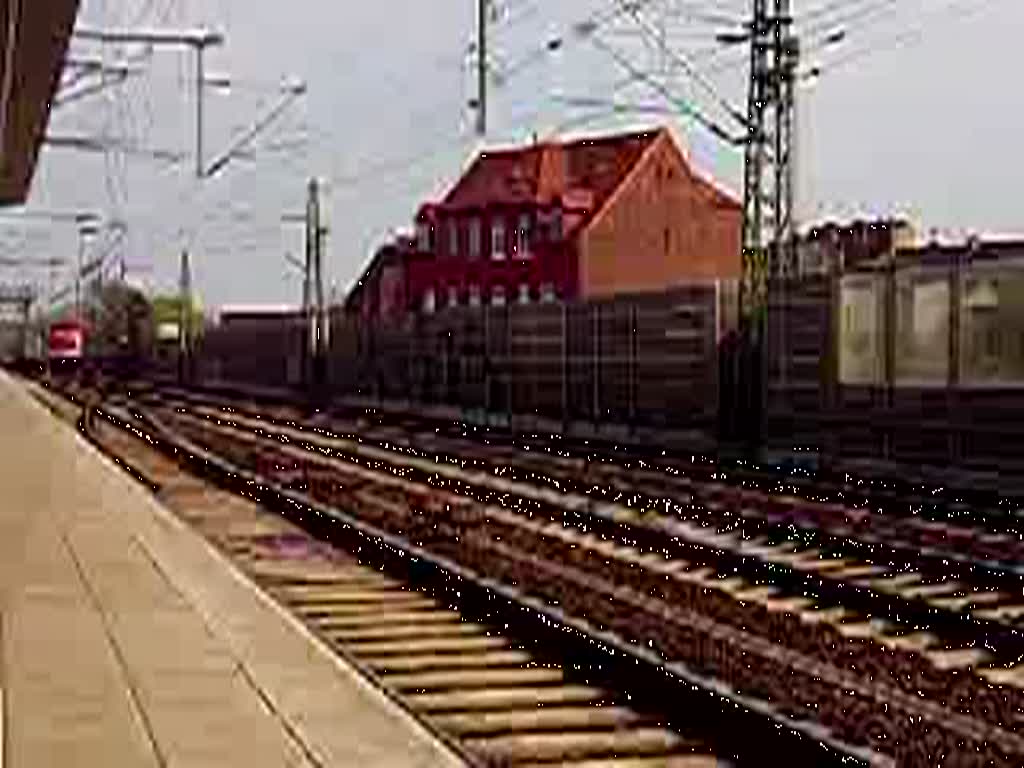 Ein  Taurus  der ITL Eisenbahngesellschaft mbH durchfuhr mit einem Containerzug den Bahnhof Hannover/Linden.07.04.2009