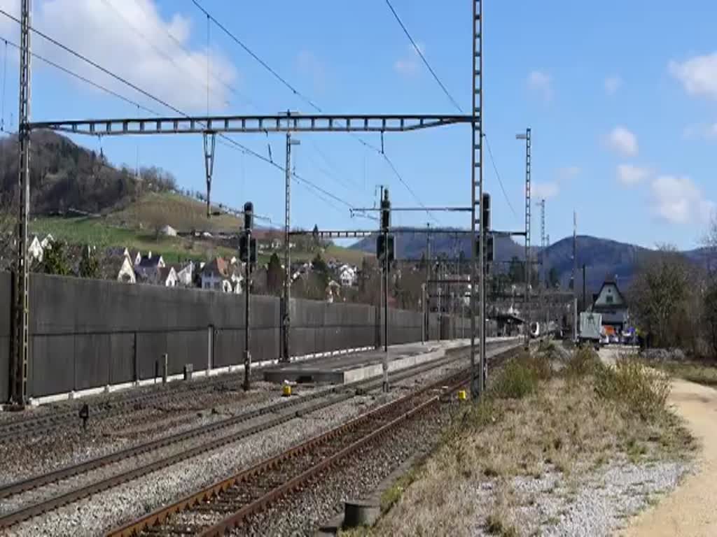 Ein TGV Lyria 4404 bei der Durchfahrt im Bahnhof Gelterkinden-Baselland um die Mittagszeit
bei Sonnenschein. Was will man mehr ? 10.03.2017