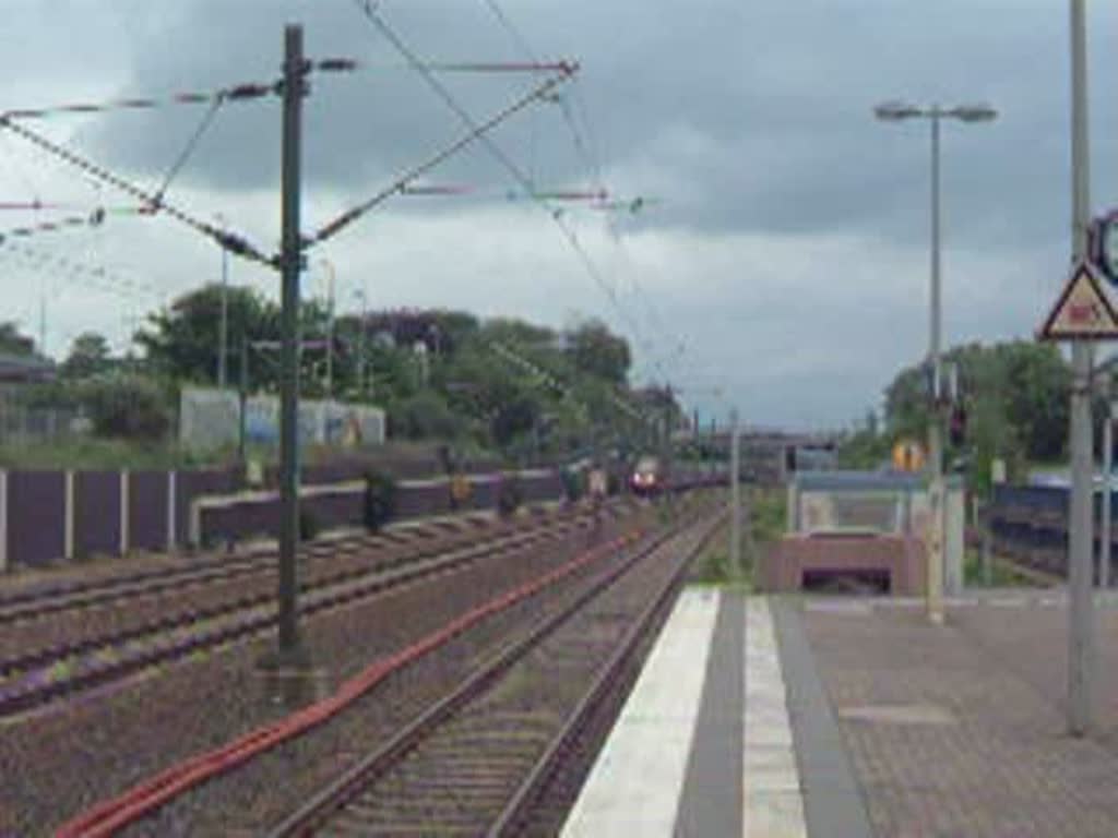 Ein Thalys PBKA Kln Hbf - Paris Nord fhrt mit knapp 250 km/h auf der KBS 480 Kln - Aachen am S-Bahn Haltepunkt Frechen-Knigsdorf vorbei.