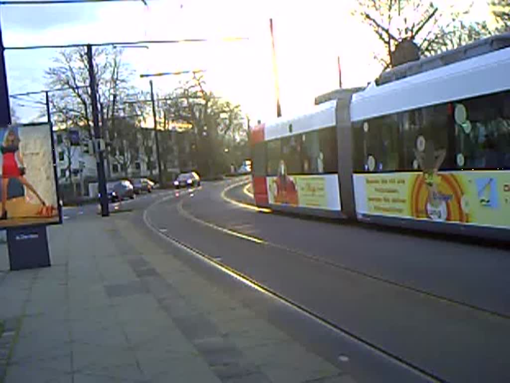 Ein Triebwagen der BSAG fhrt mit einem Mercedes O405 aus der Haltestelle Horn-Mhle (Bremen) aus. (beachtet den Anfahrsound;-))