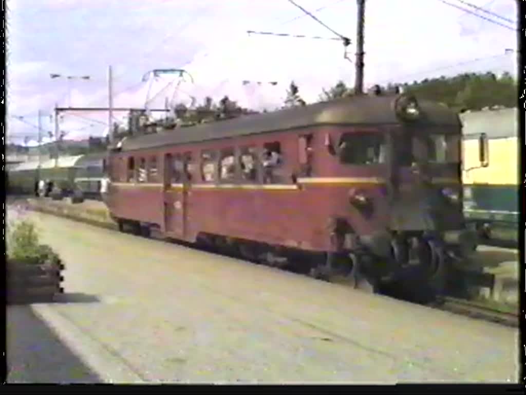 Ein Triebwagen der Reihe BM67 wickelt am 21. Juni 1991 den Regionalverkehr auf der Ofotenbahn ab. Hier verlt er um die Mittagszeit Narvik.