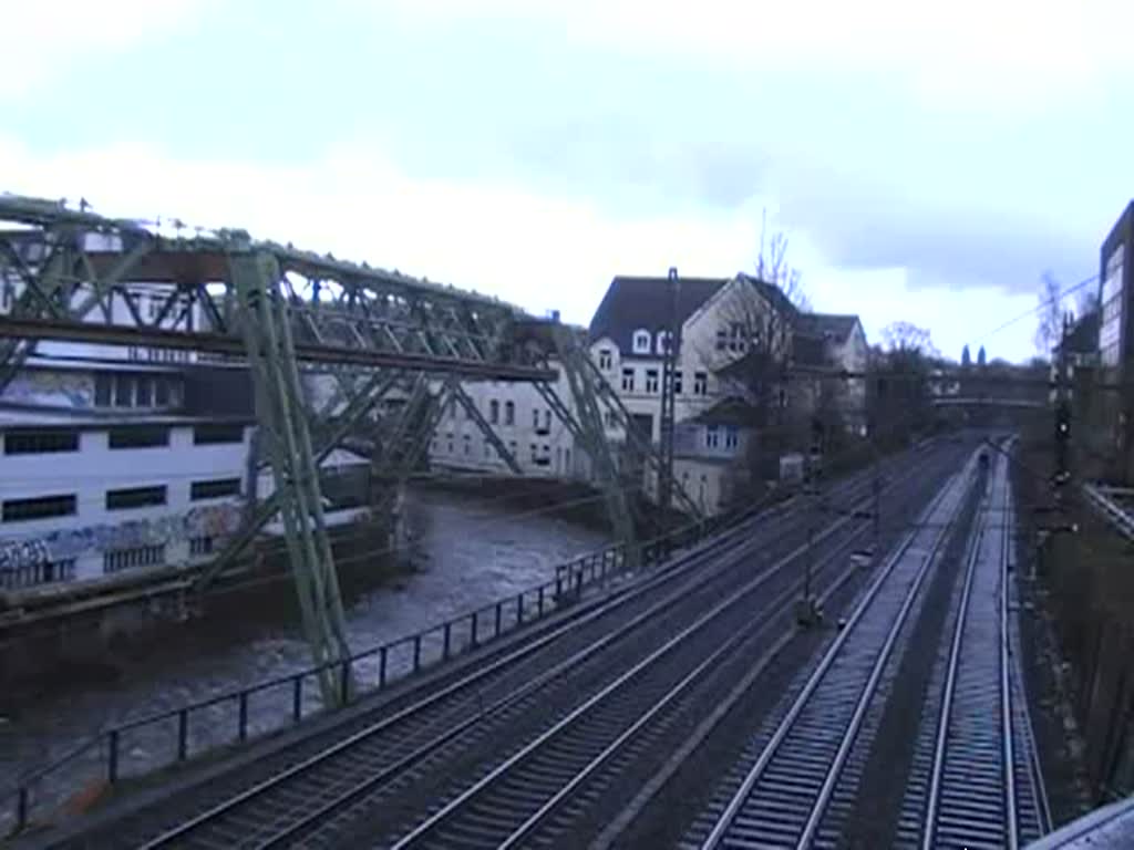 Ein Triebzug der BR 628 und eine Wuppertaler Schwebebahn treffen sich am 21.3.2008 in Wuppertal, gefilmt von der Diedenhofer Strae.