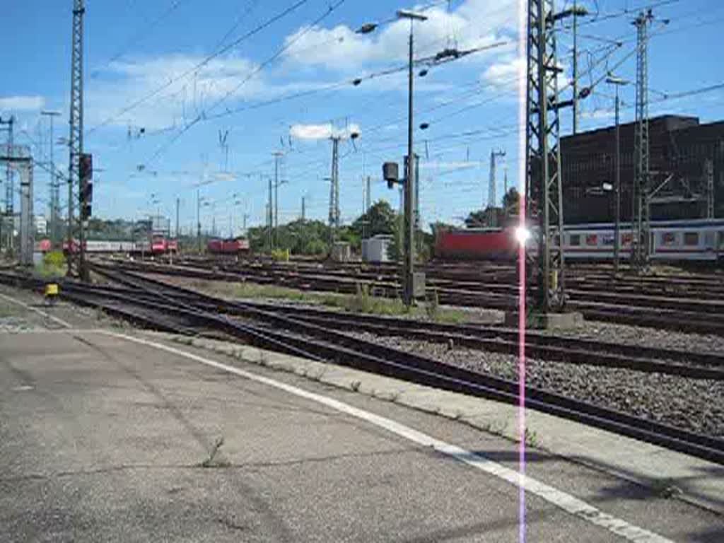 Ein unbekannt gebliebener IC fhrt in den Stuttgarter HBF ein. 18. August 2008.