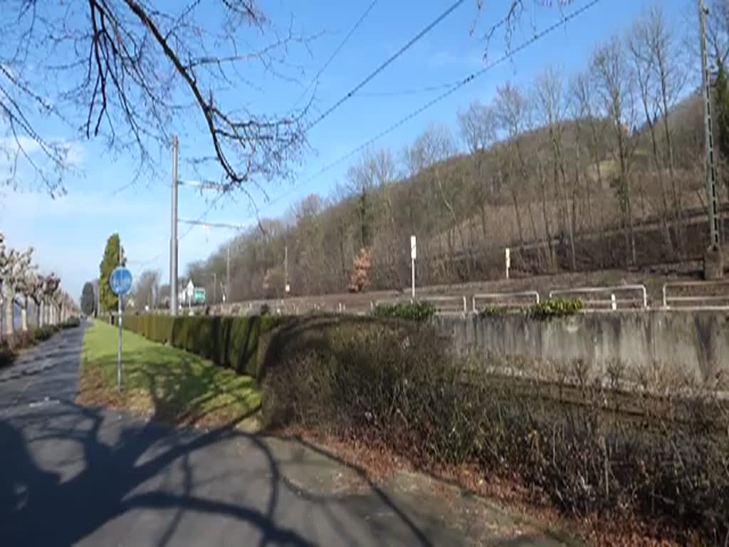 ein unbekannter FRET fährt langsam am RHEIN richtung süden grund: Güterzügge müssen langsam fahren weil die bahnsteige in königswinter, rhöndorf,bad-honnef usw tiefgelegen sind und so scheller unfälle passieren können , den 05.03.2015


